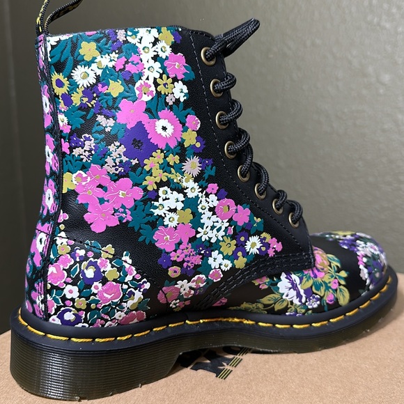 *NWB/NWOT* DR. MARTENS Women's 1460 Pascal - Black+Multi Vintage Floral Backhand - Picture 7 of 15